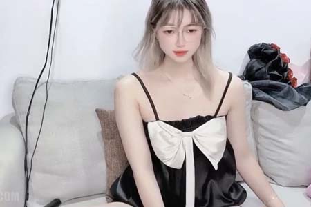 童颜巨尻嫩屄女主播「Vy-6868」震动棒玩弄阴蒂 蝴蝶嫩逼翩翩起舞 高潮白浆溢出